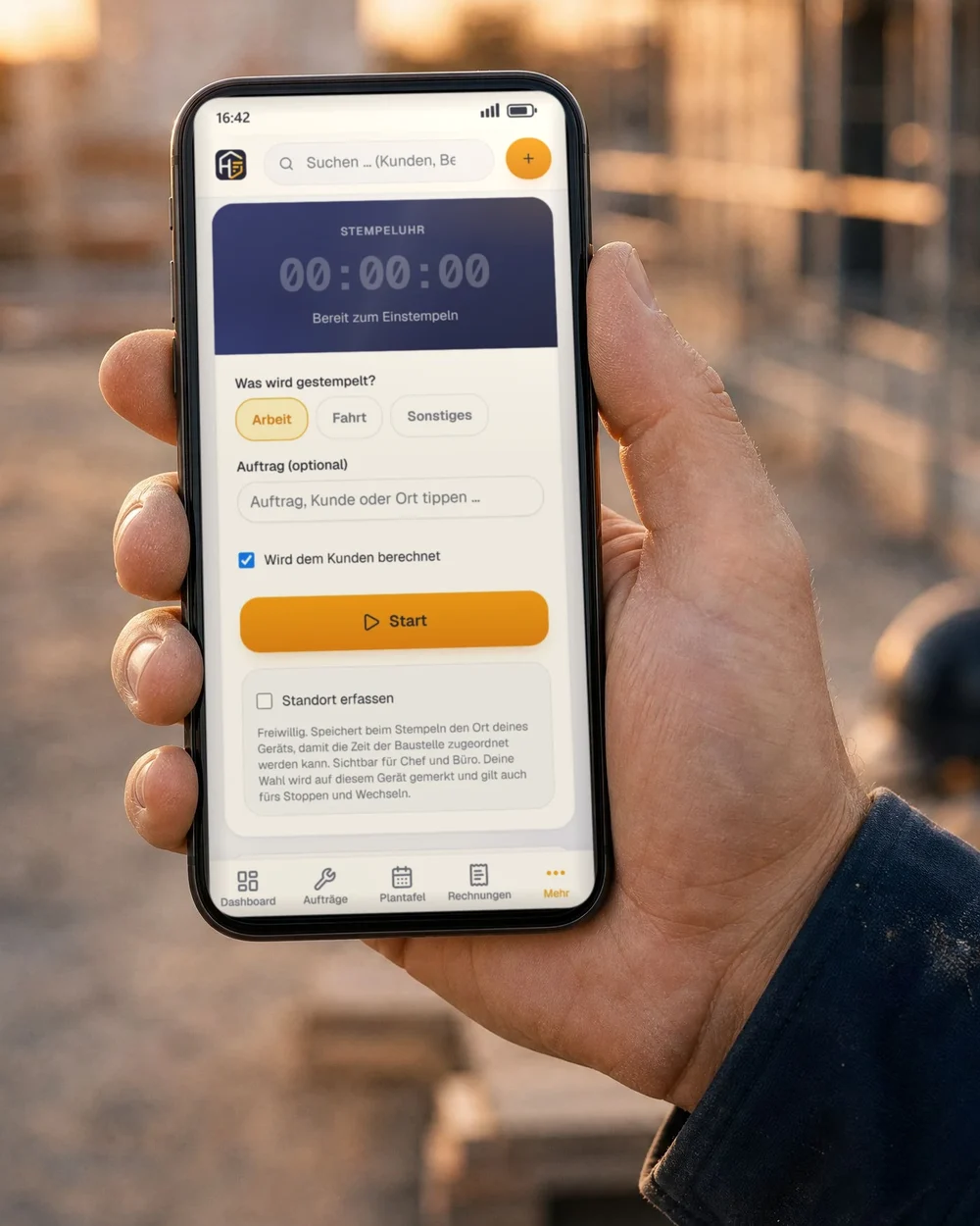 Hand eines Handwerkers hält auf der Baustelle ein Handy mit der Stempeluhr von HandwerkOS: Arbeit, Fahrt, Sonstiges und ein großer Start-Knopf